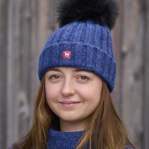 Alpakamütze Bianca mit Bommel in blau