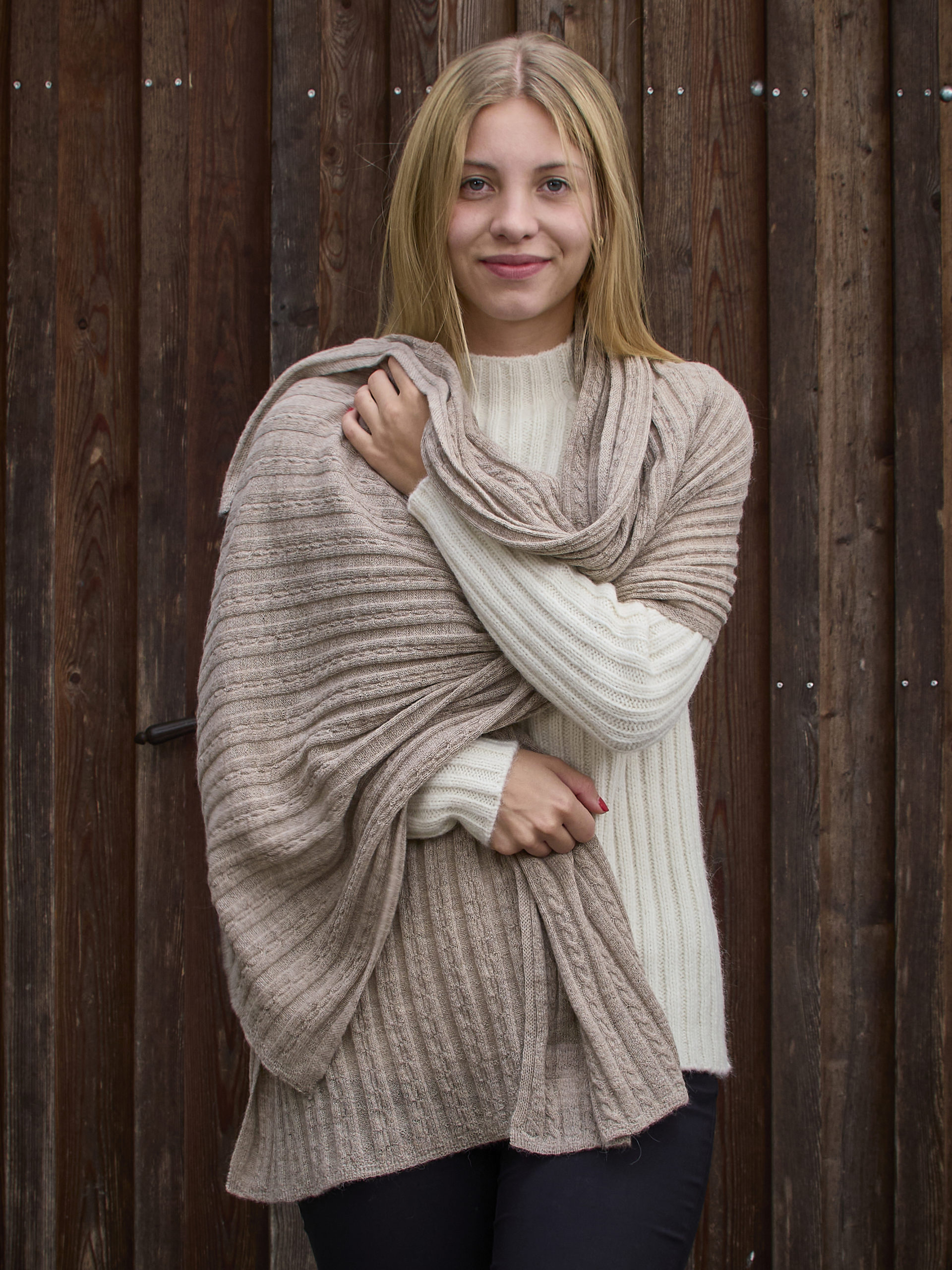 Schal/Stola aus Babyalpaka in sand mit Zopfmuster