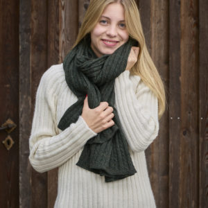 Schal/Stola aus Babyalpaka in tannengrün mit Zopfmuster