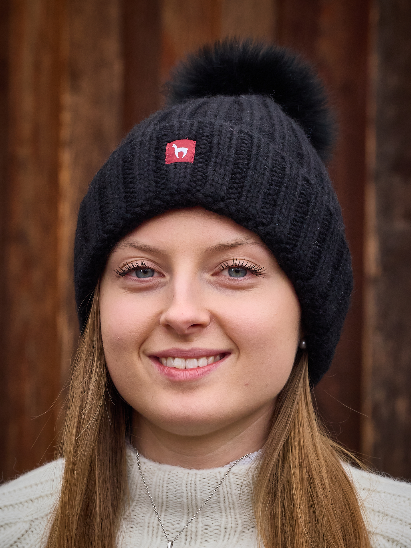 Alpakamütze Bianca mit Bommel in schwarz