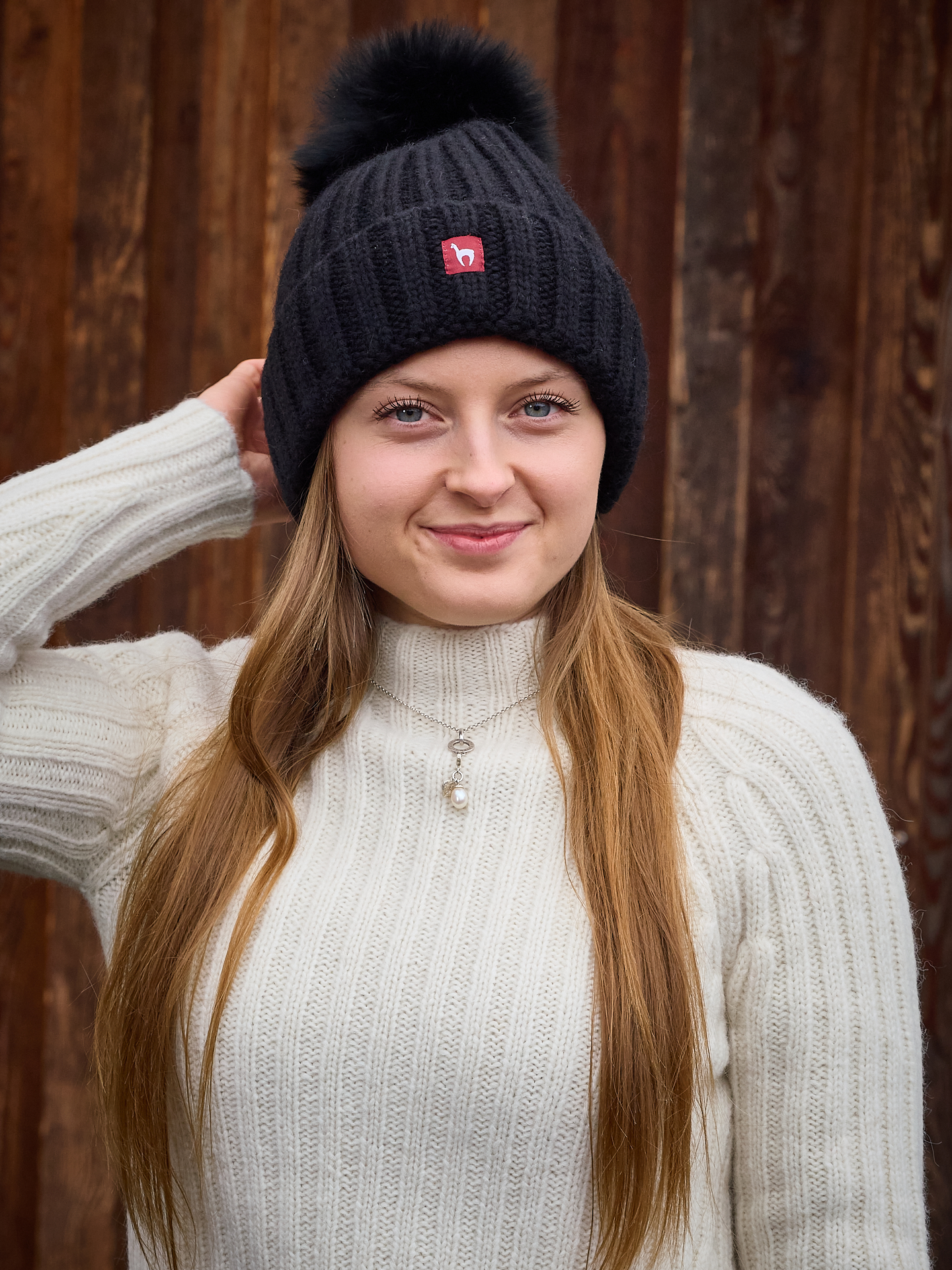 Alpakamütze Bianca mit Bommel in schwarz