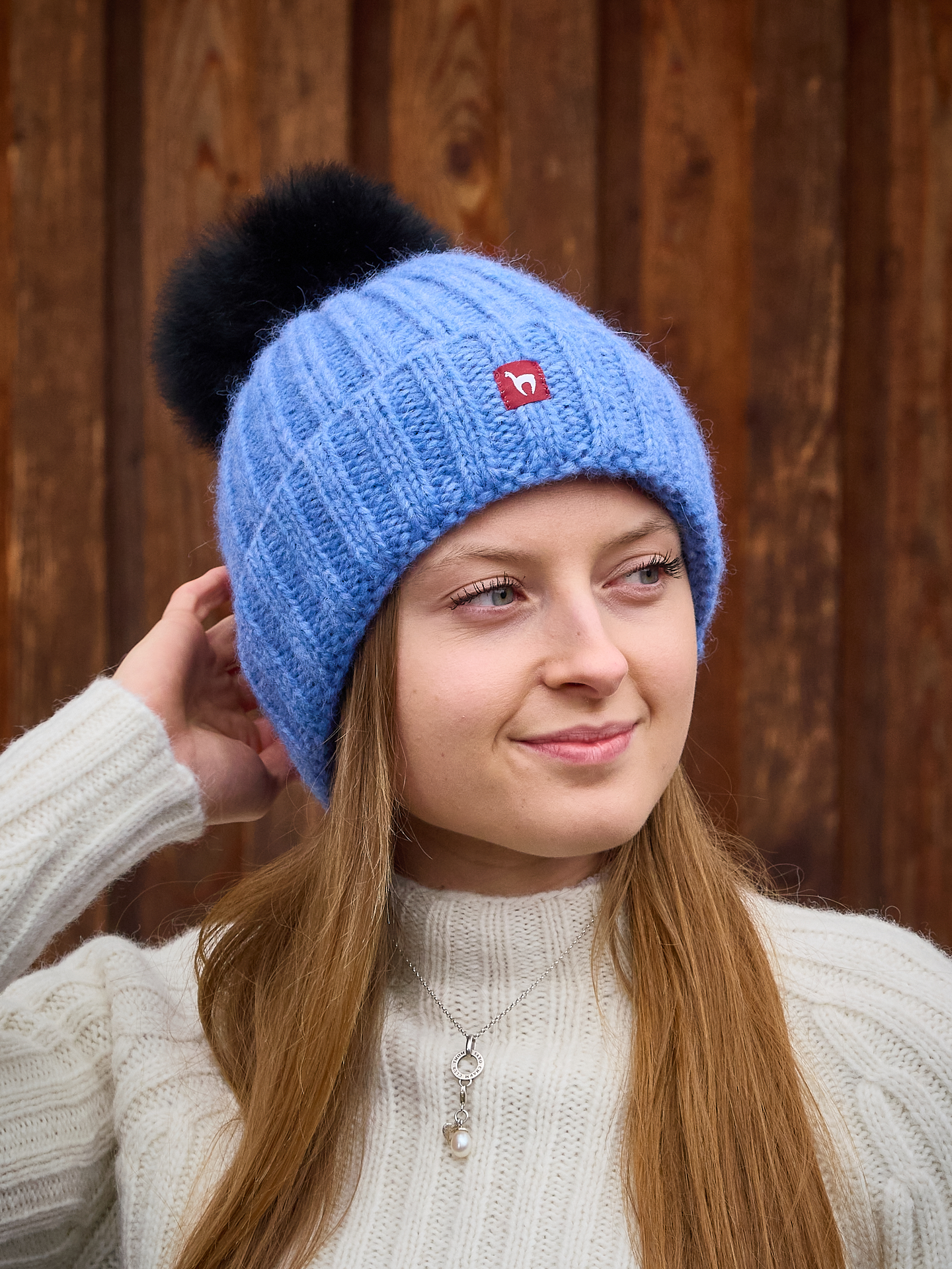 Wollmütze Bianca mit Bommel in skyblue