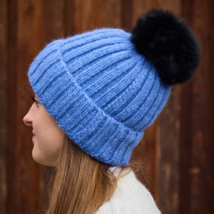 Wollmütze Bianca mit Bommel in skyblue