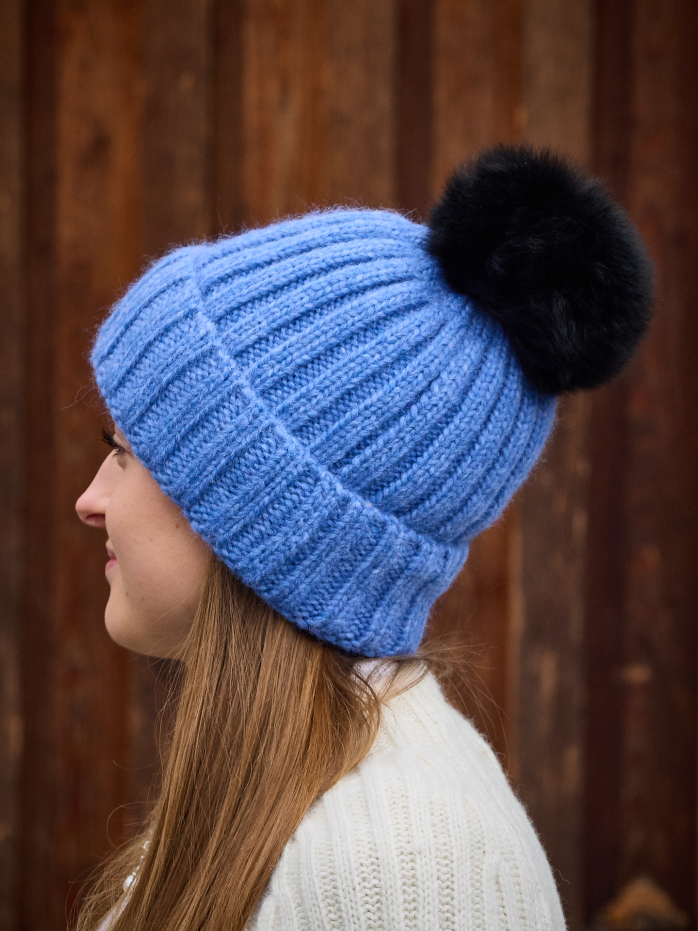 Wollmütze Bianca mit Bommel in skyblue