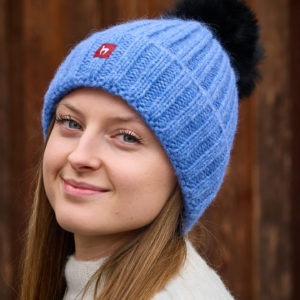 Wollmütze Bianca mit Bommel in skyblue