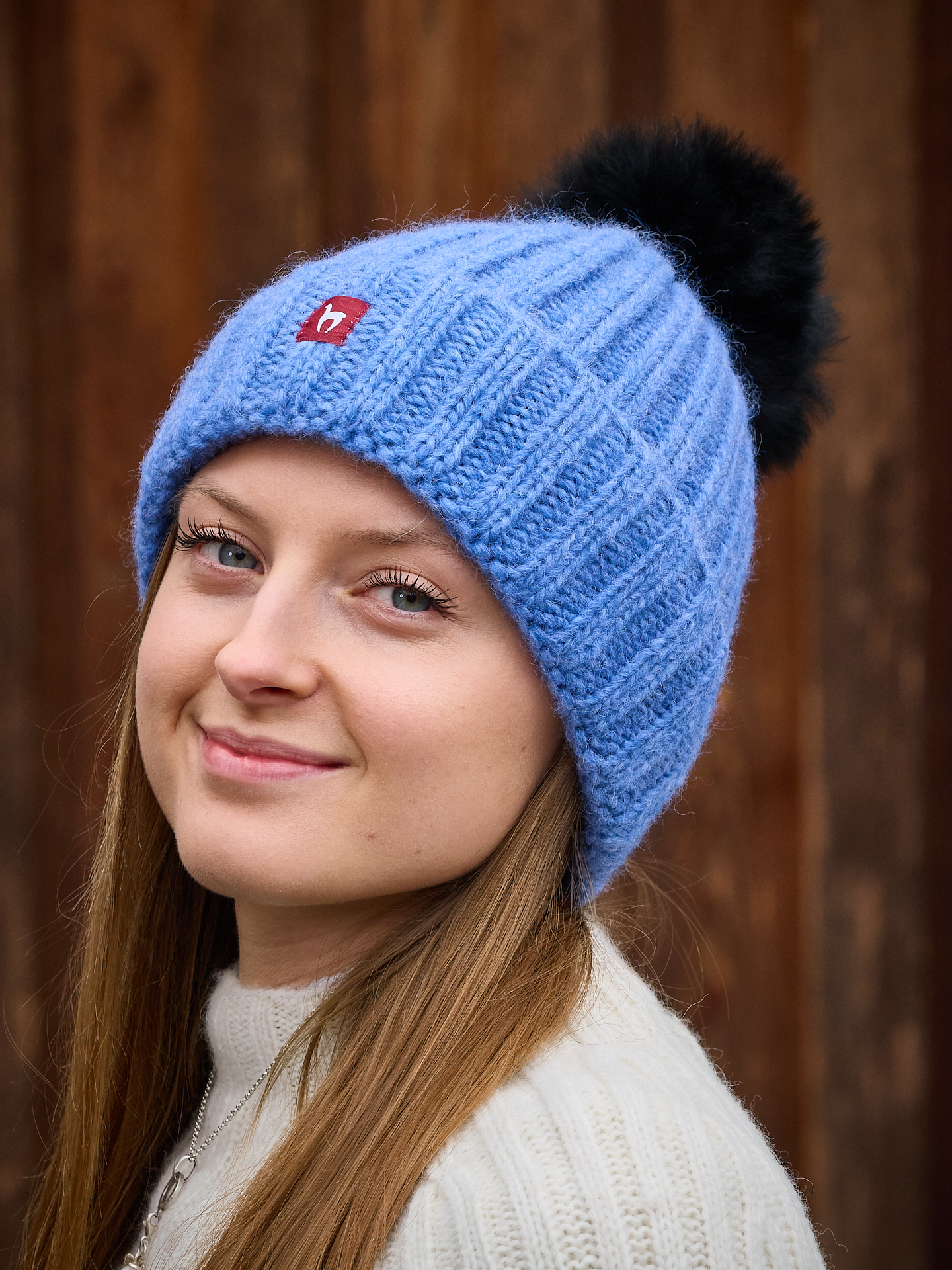 Wollmütze Bianca mit Bommel in skyblue
