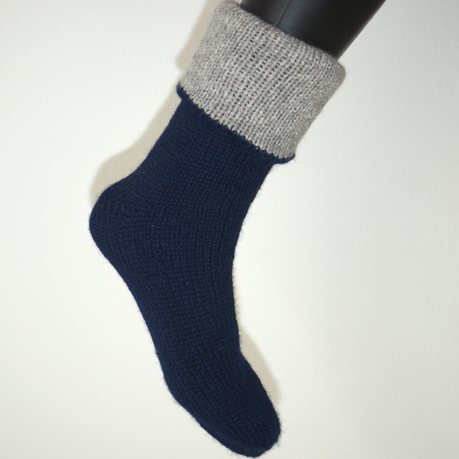 Haus-und-Kuschelsocken-navy-grau