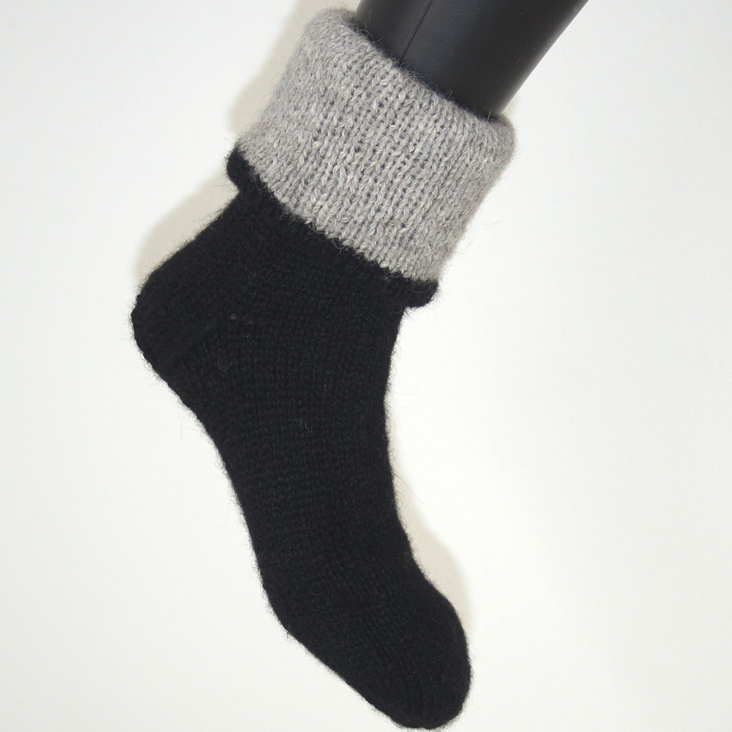 Haus-und-Kuschelsocke-schwarz-grau