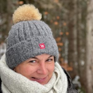 Alpakamütze Bianca mit Bommel in grau