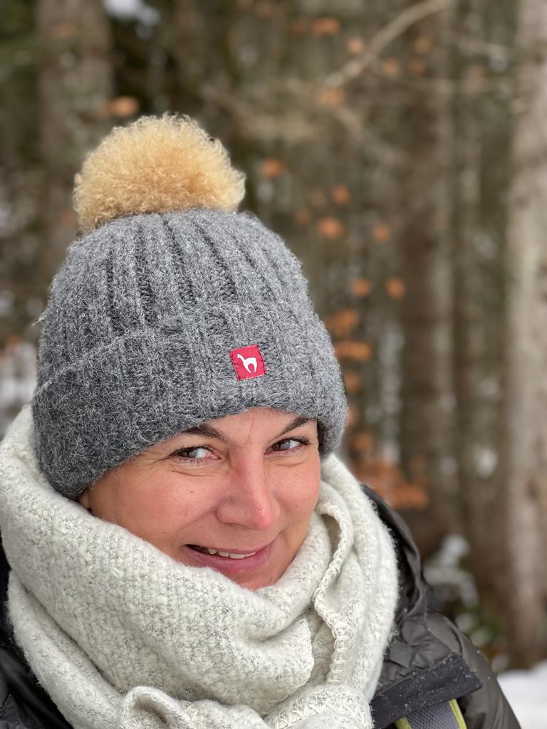 Alpakamütze Bianca mit Bommel in grau
