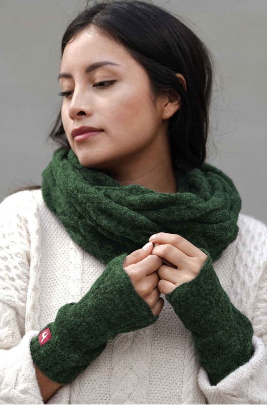 alpaka-ringschal-hadia-aus-55 %-baby-alpaka-und-26%-merino-tannengruen